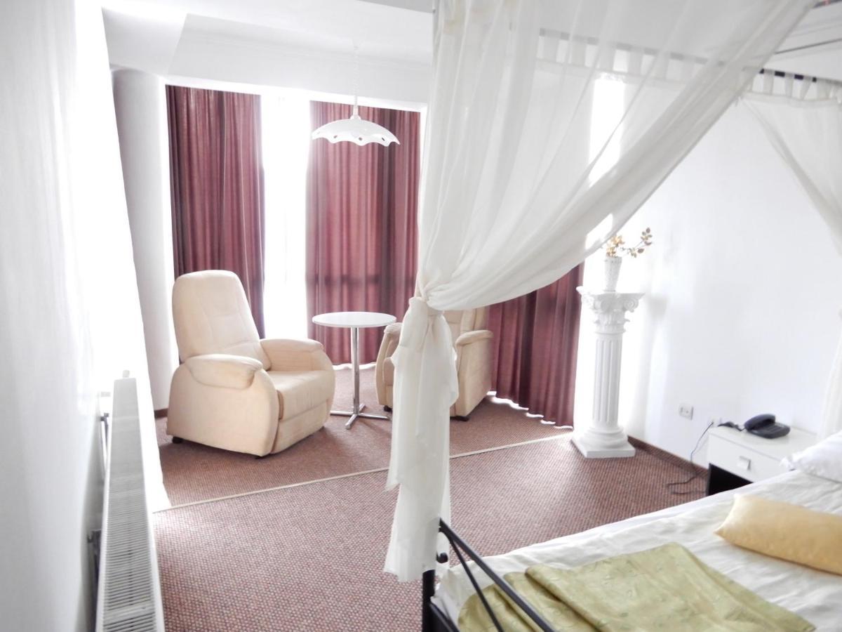 Rhc Royal Hotel Oradea Extérieur photo