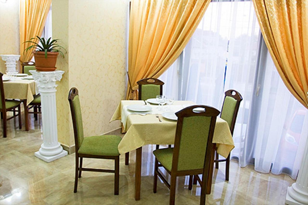 Rhc Royal Hotel Oradea Extérieur photo