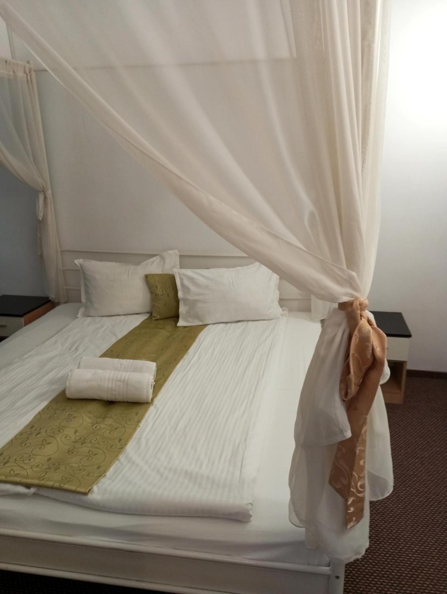 Rhc Royal Hotel Oradea Extérieur photo