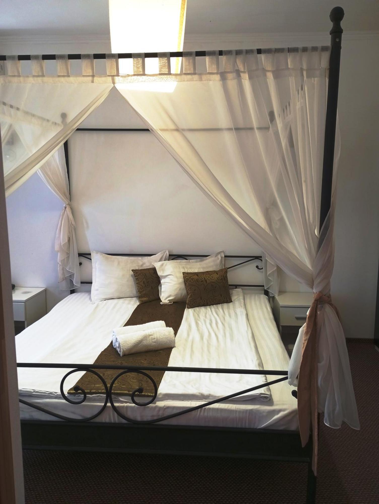 Rhc Royal Hotel Oradea Extérieur photo