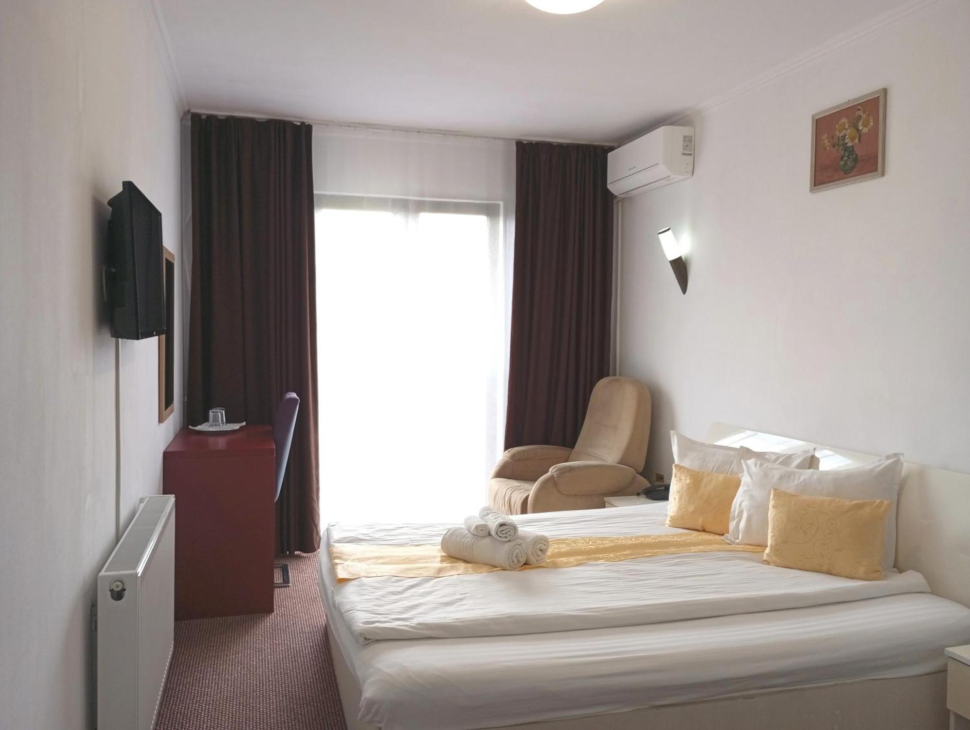 Rhc Royal Hotel Oradea Extérieur photo
