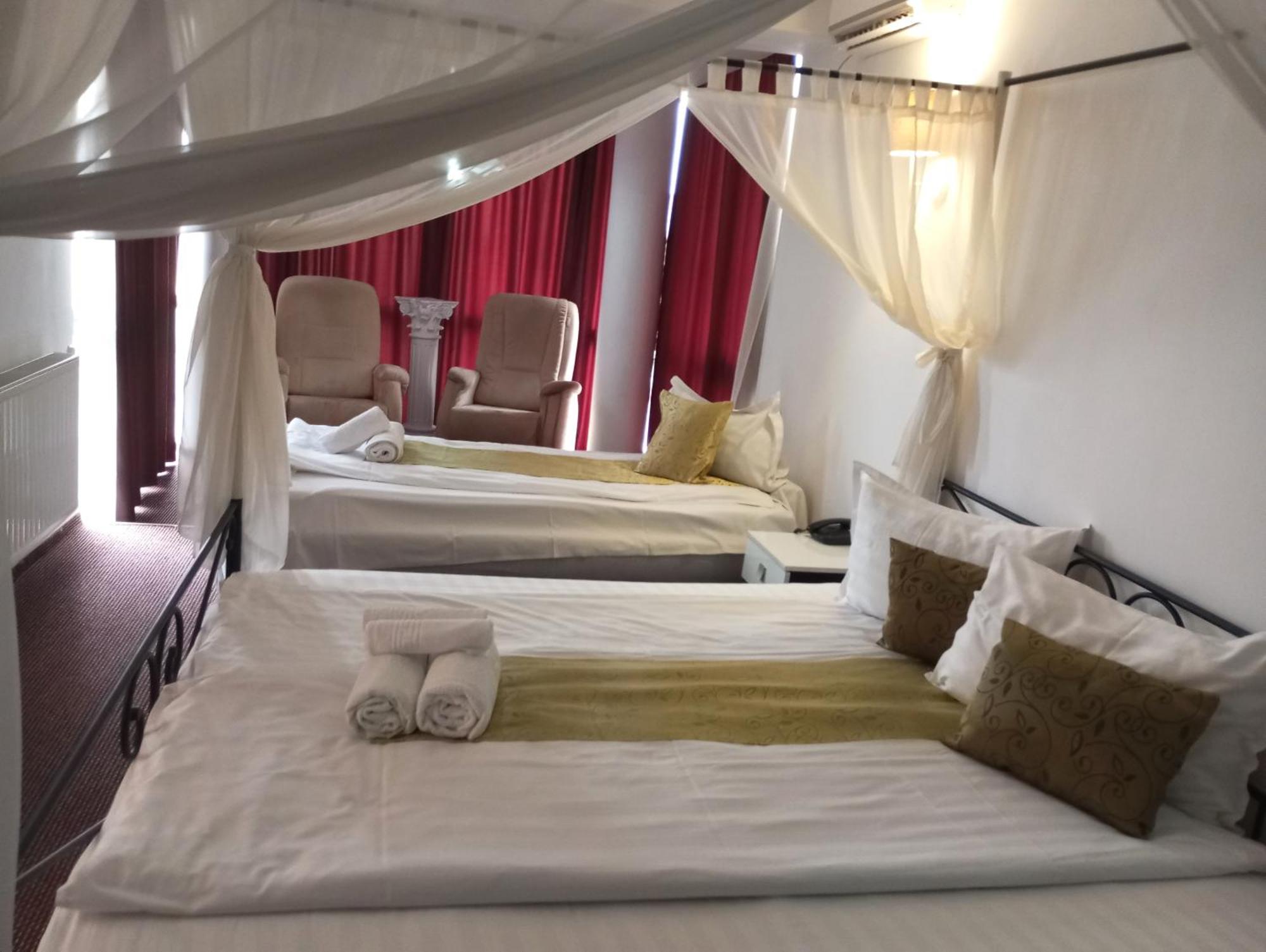 Rhc Royal Hotel Oradea Extérieur photo