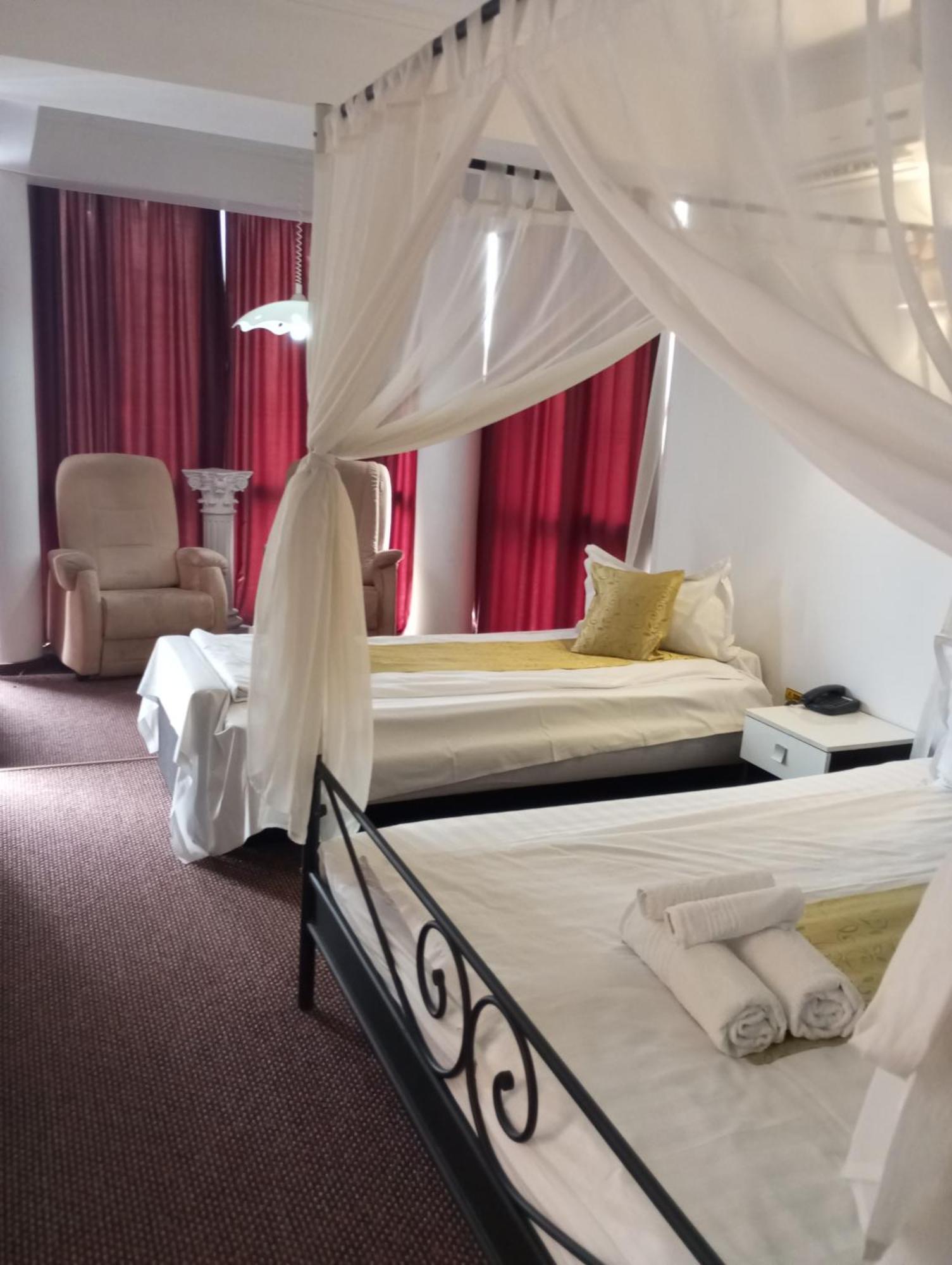 Rhc Royal Hotel Oradea Extérieur photo