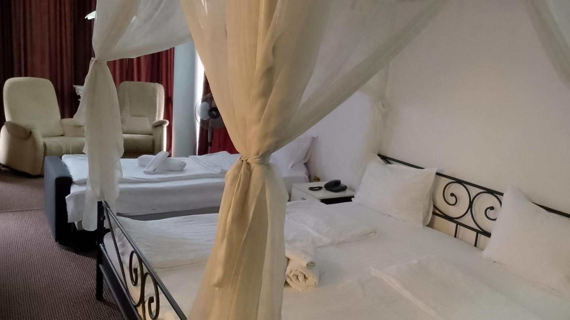 Rhc Royal Hotel Oradea Extérieur photo