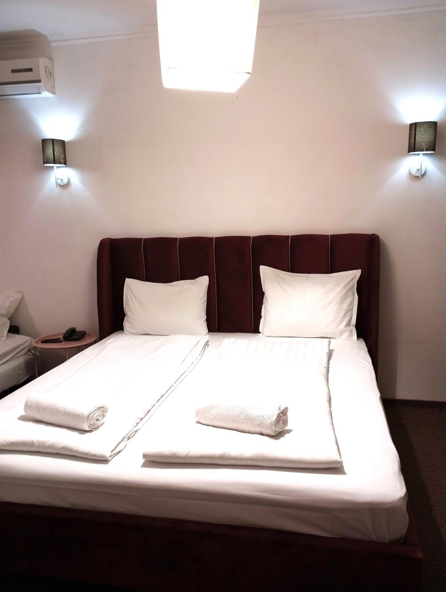 Rhc Royal Hotel Oradea Extérieur photo